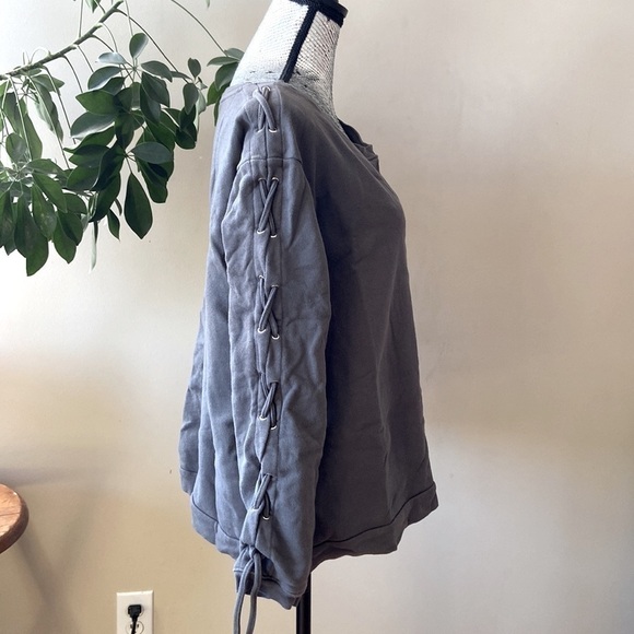 ⭐️2 FOR $20⭐️ Eliane Rose sweatshirt with tie arm accents! - Picture 2 of 5